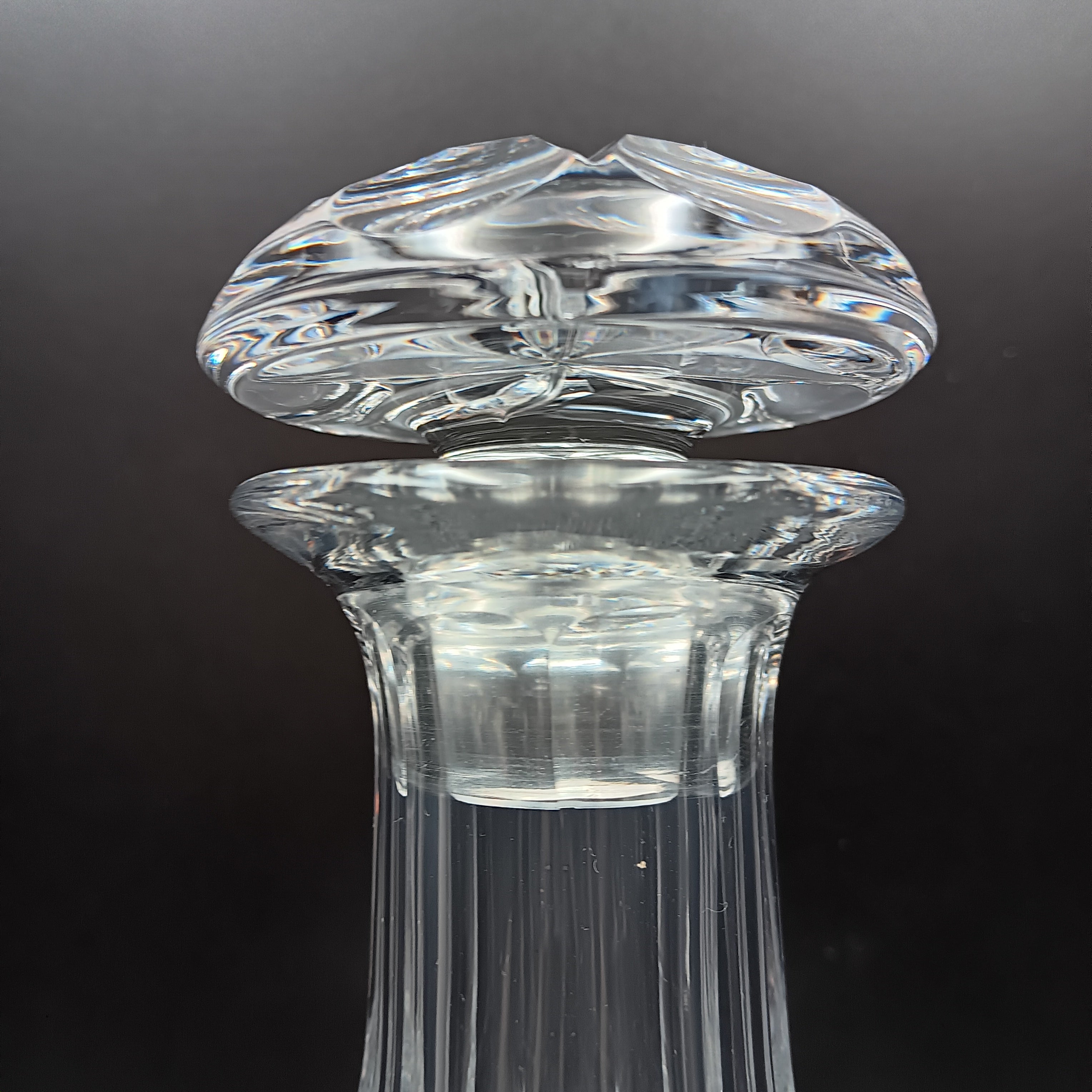 Cut Crystal Decanter with Olive & Cross Pattern – Timeless Elegance in Crystal