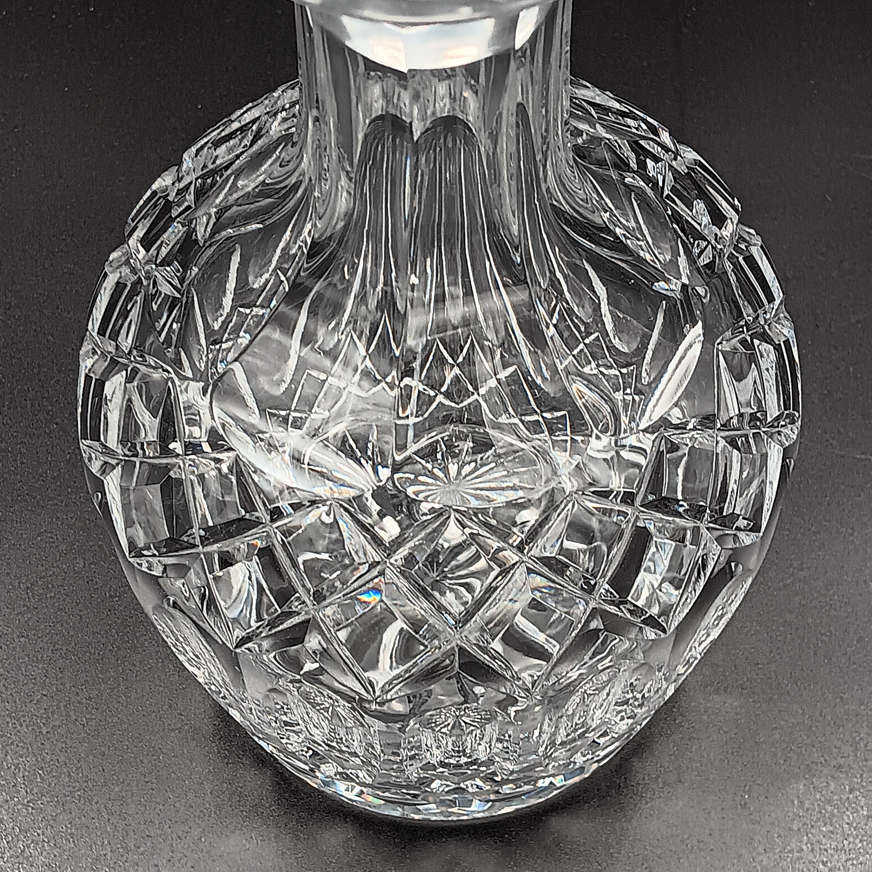 Cut Crystal Decanter with Olive & Cross Pattern – Timeless Elegance in Crystal