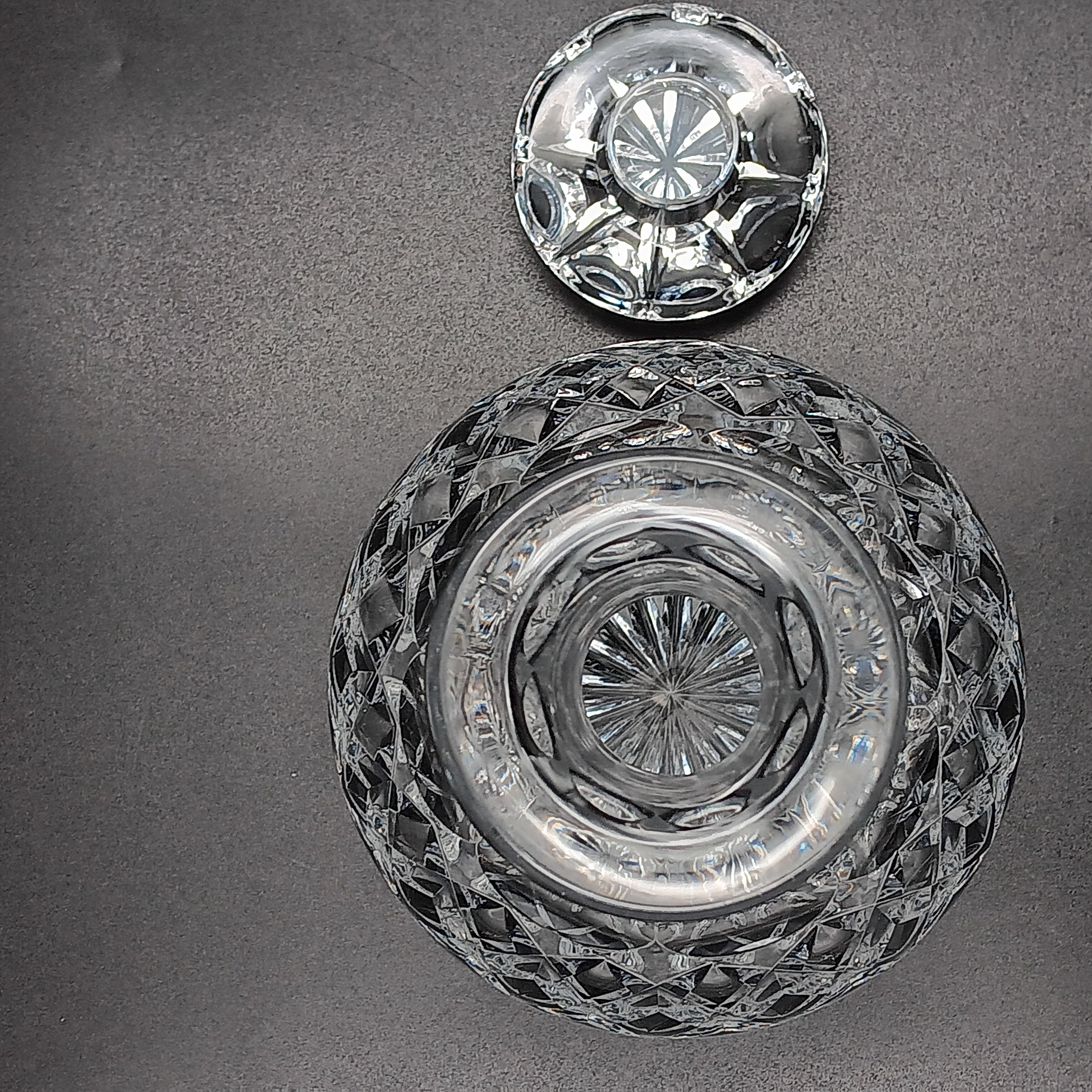 Cut Crystal Decanter with Olive & Cross Pattern – Timeless Elegance in Crystal