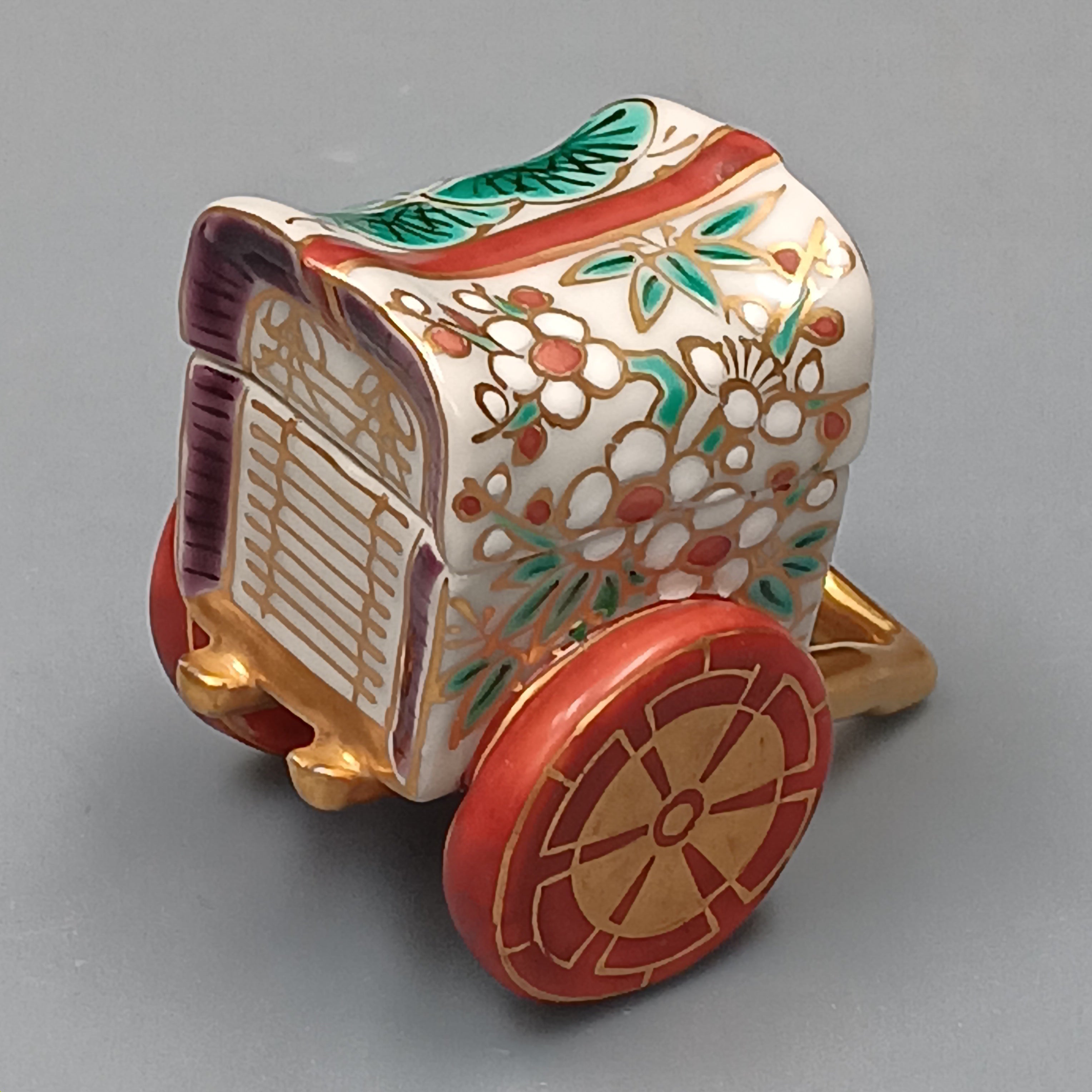 Japanese incense container, Kogo, Shoami Takano, tea ceremony utensil, Iroe overglaze, Goshoguruma, collectible Japanese pottery.