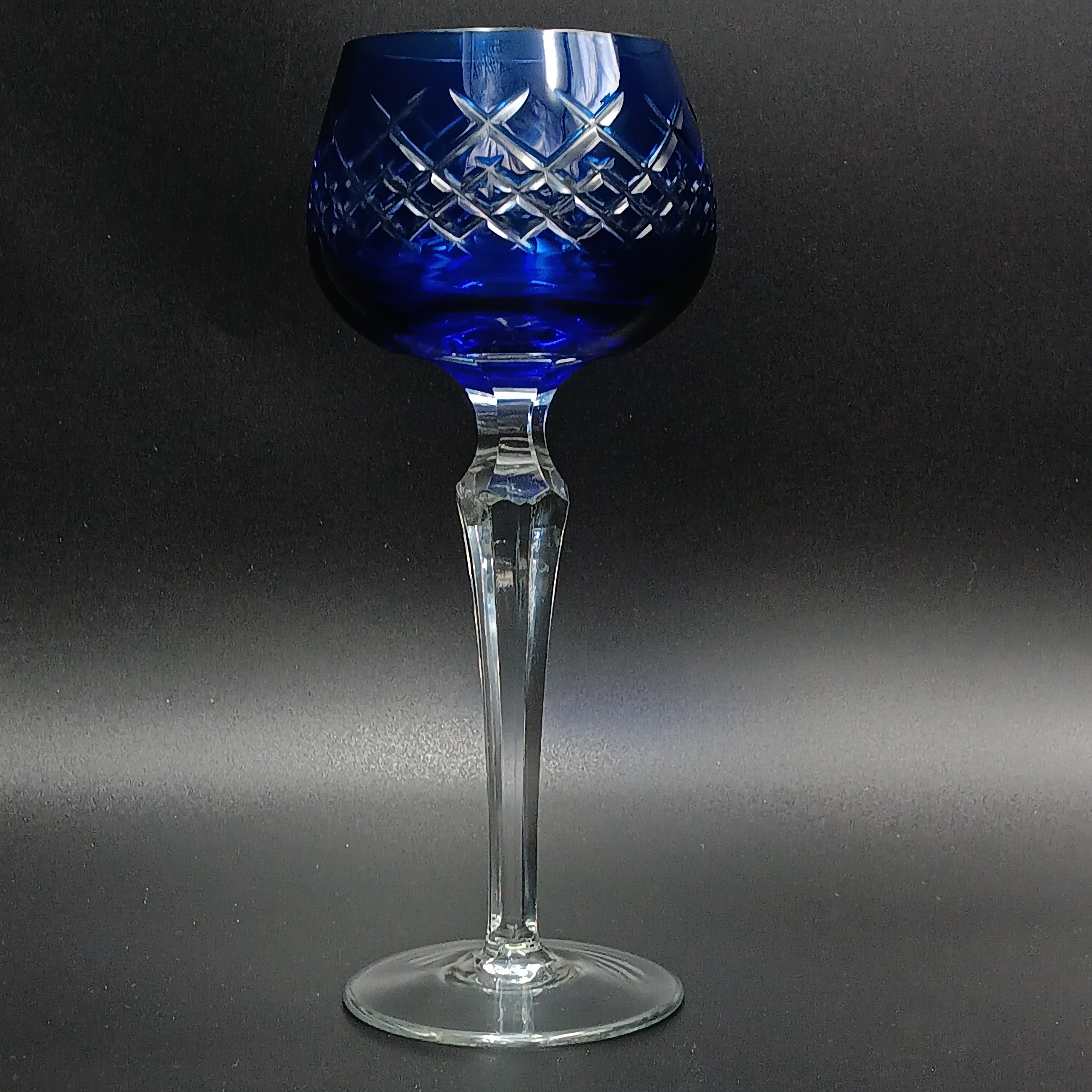 Elegant 7 7/8" Clear Cut Royal Blue Crystal Wine Glass – Timeless Sophistication