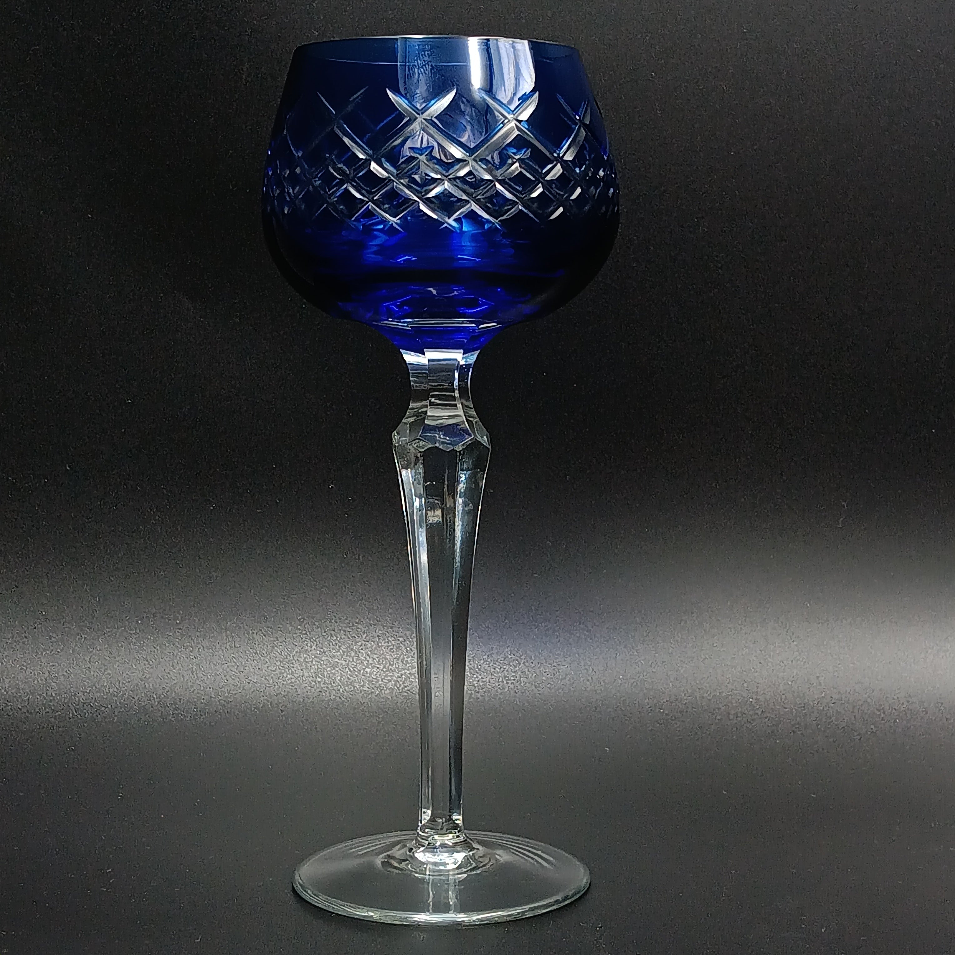 Elegant 7 7/8" Clear Cut Royal Blue Crystal Wine Glass – Timeless Sophistication