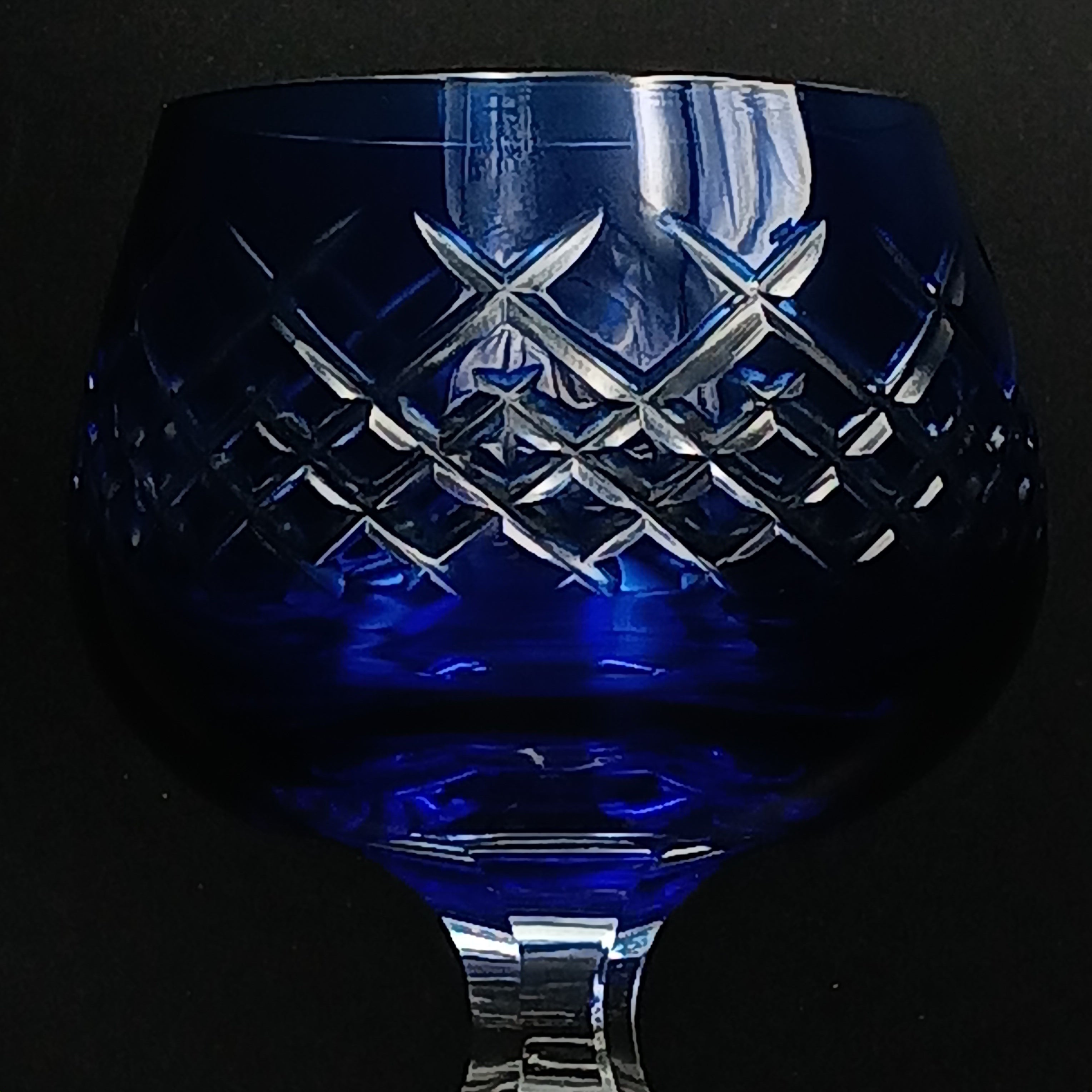 Elegant 7 7/8" Clear Cut Royal Blue Crystal Wine Glass – Timeless Sophistication