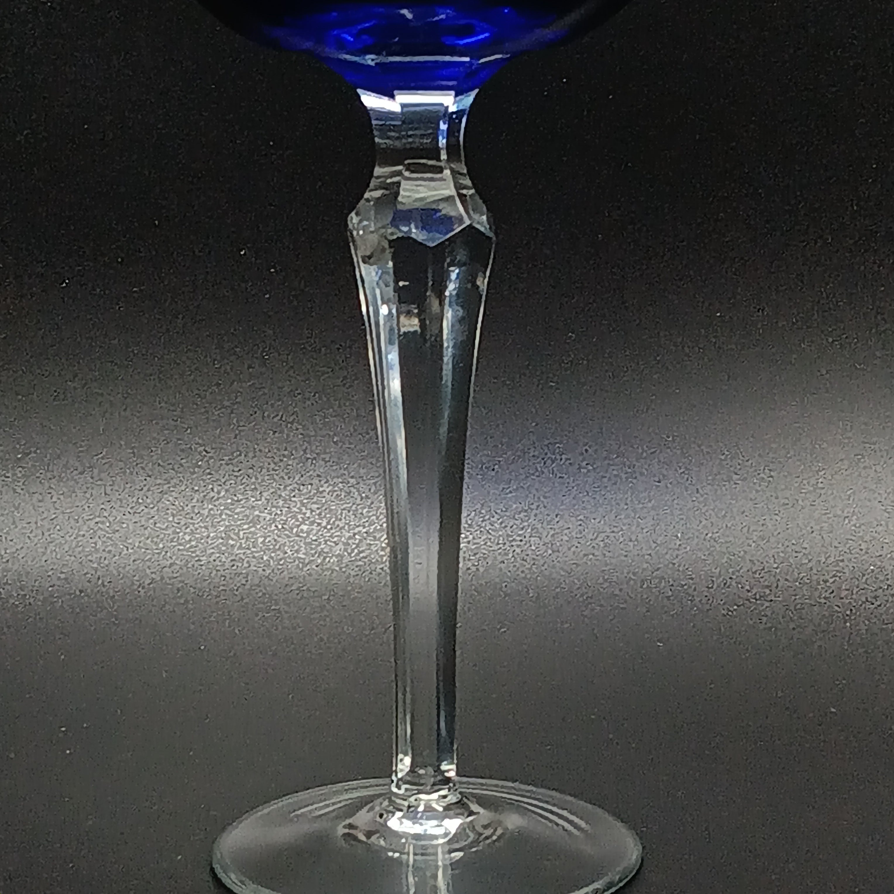 Elegant 7 7/8" Clear Cut Royal Blue Crystal Wine Glass – Timeless Sophistication