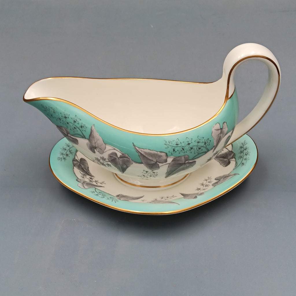 Wedgwood Buxton Gravy Boat with Attached Underplate – Vintage Elegance