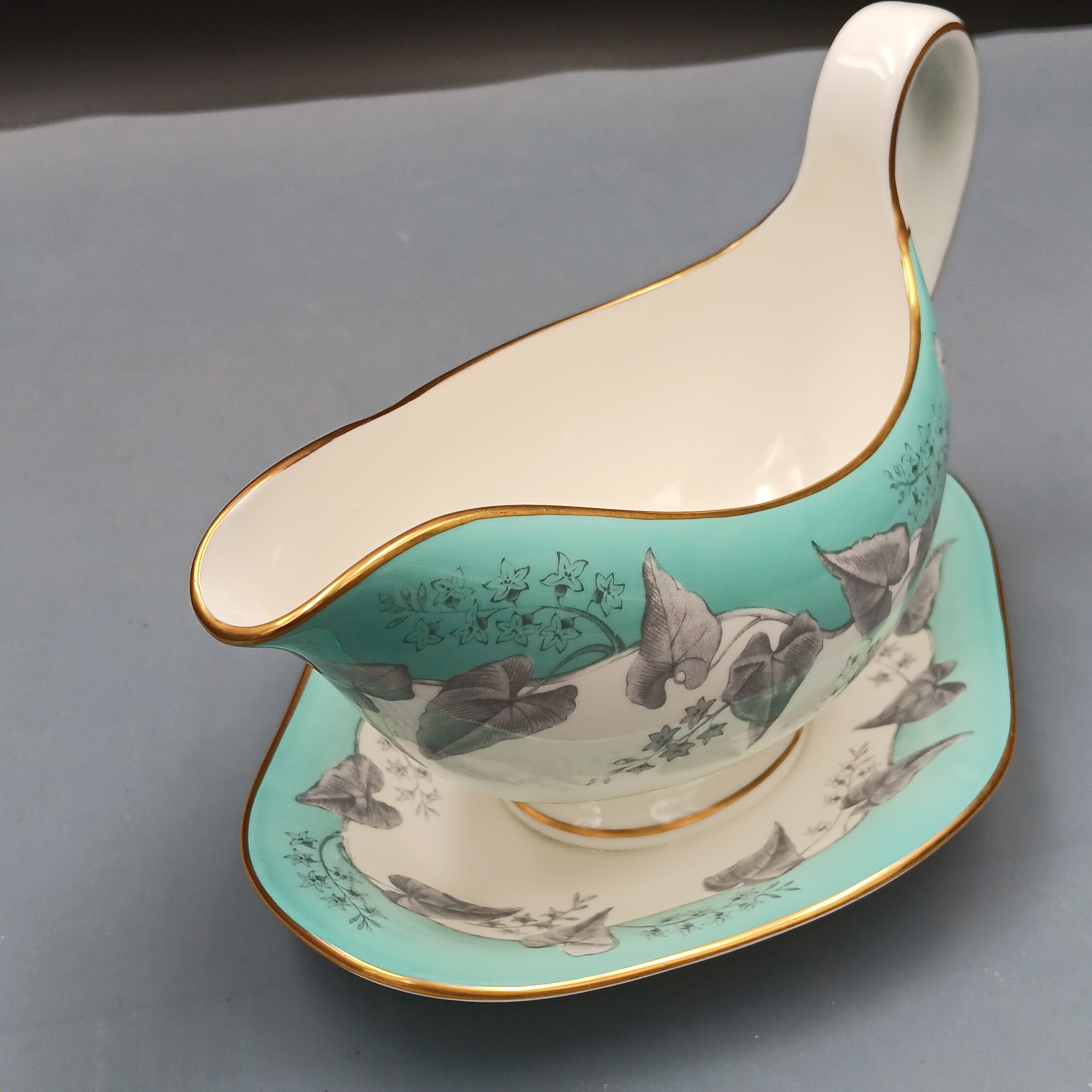 Wedgwood Buxton Gravy Boat with Attached Underplate – Vintage Elegance