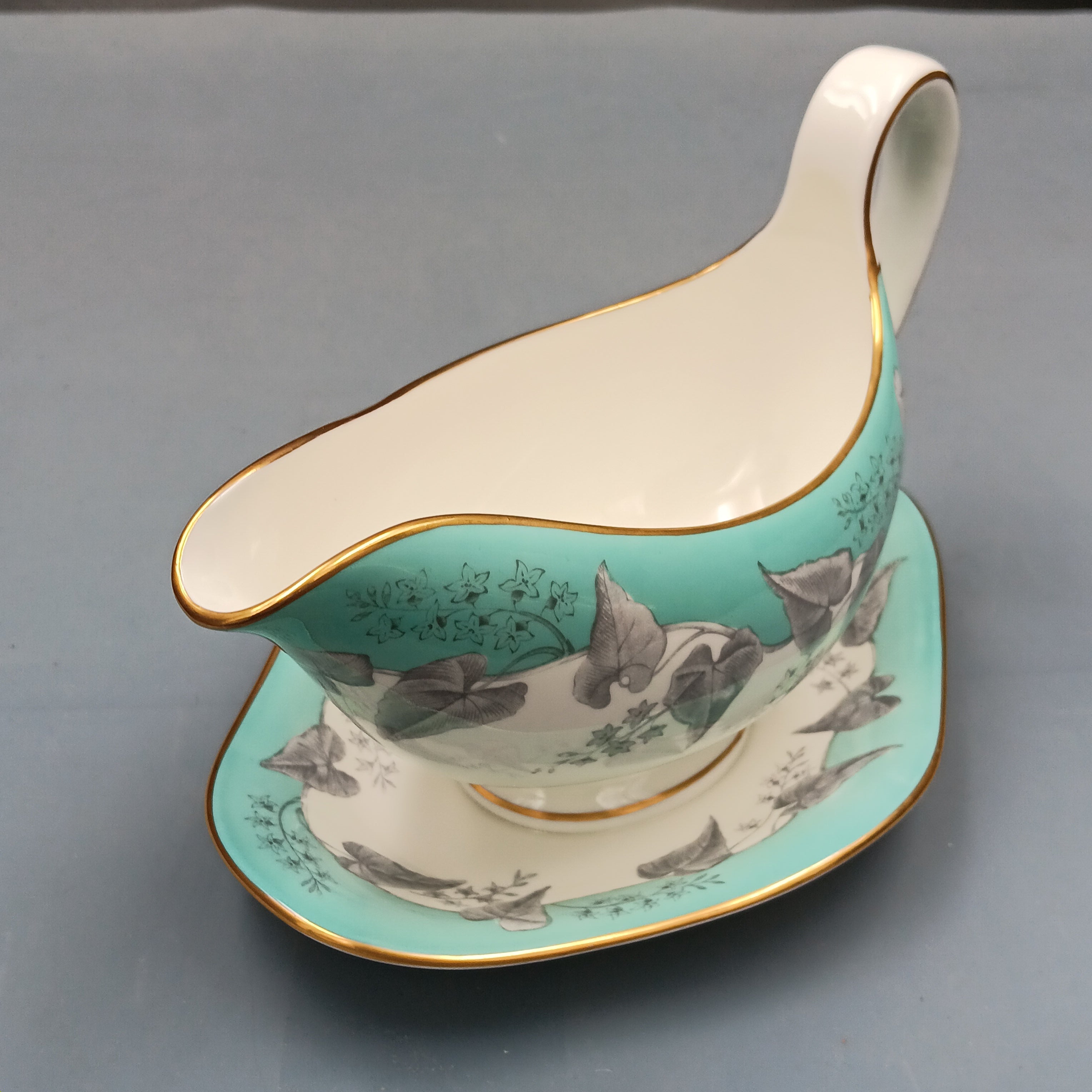 Wedgwood Buxton Gravy Boat with Attached Underplate – Vintage Elegance