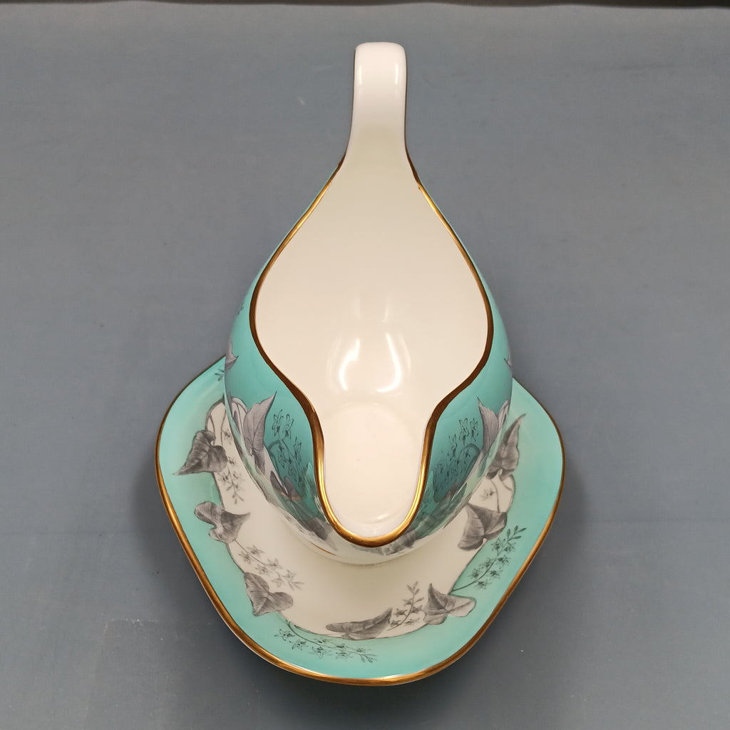 Wedgwood Buxton Gravy Boat with Attached Underplate – Vintage Elegance