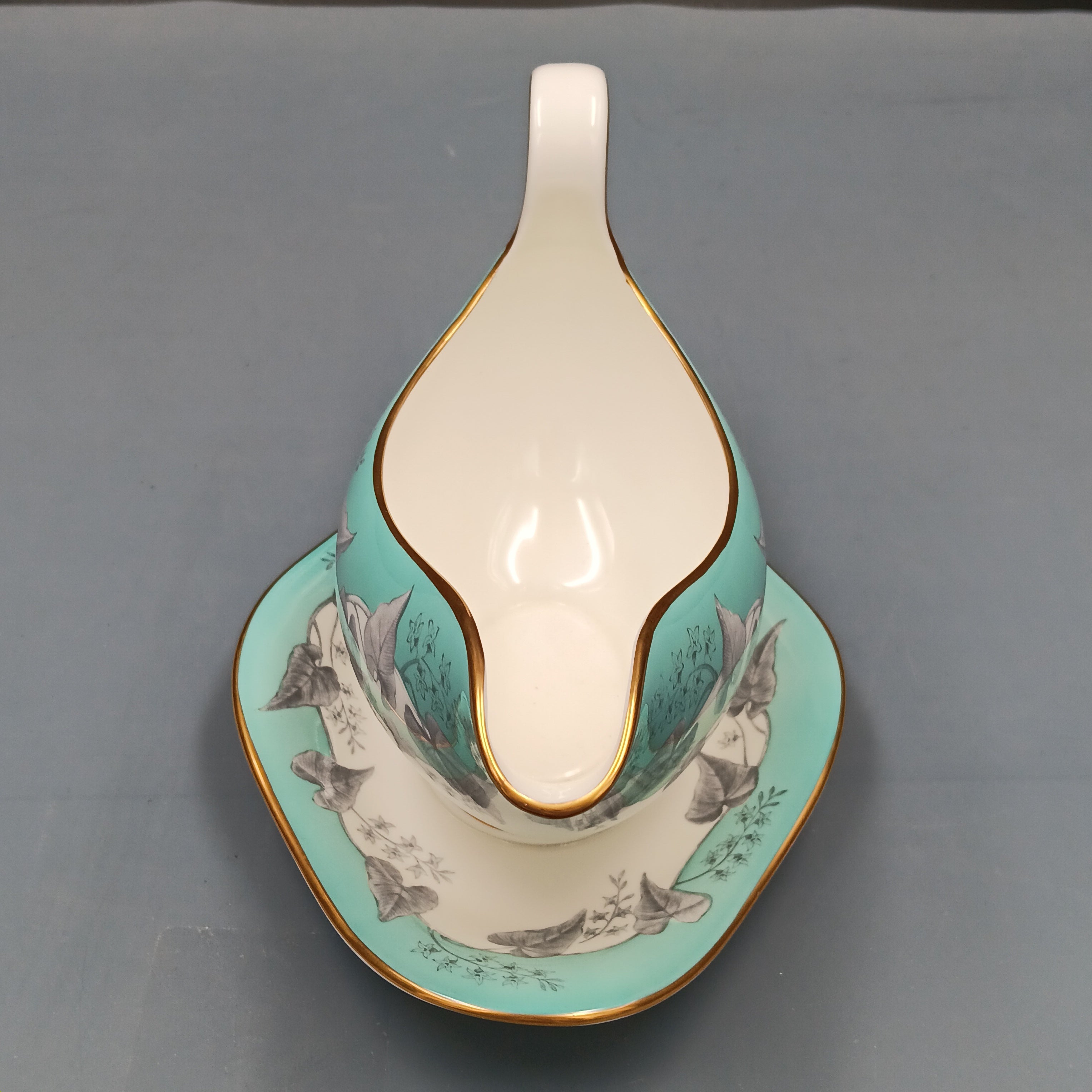 Wedgwood Buxton Gravy Boat with Attached Underplate – Vintage Elegance