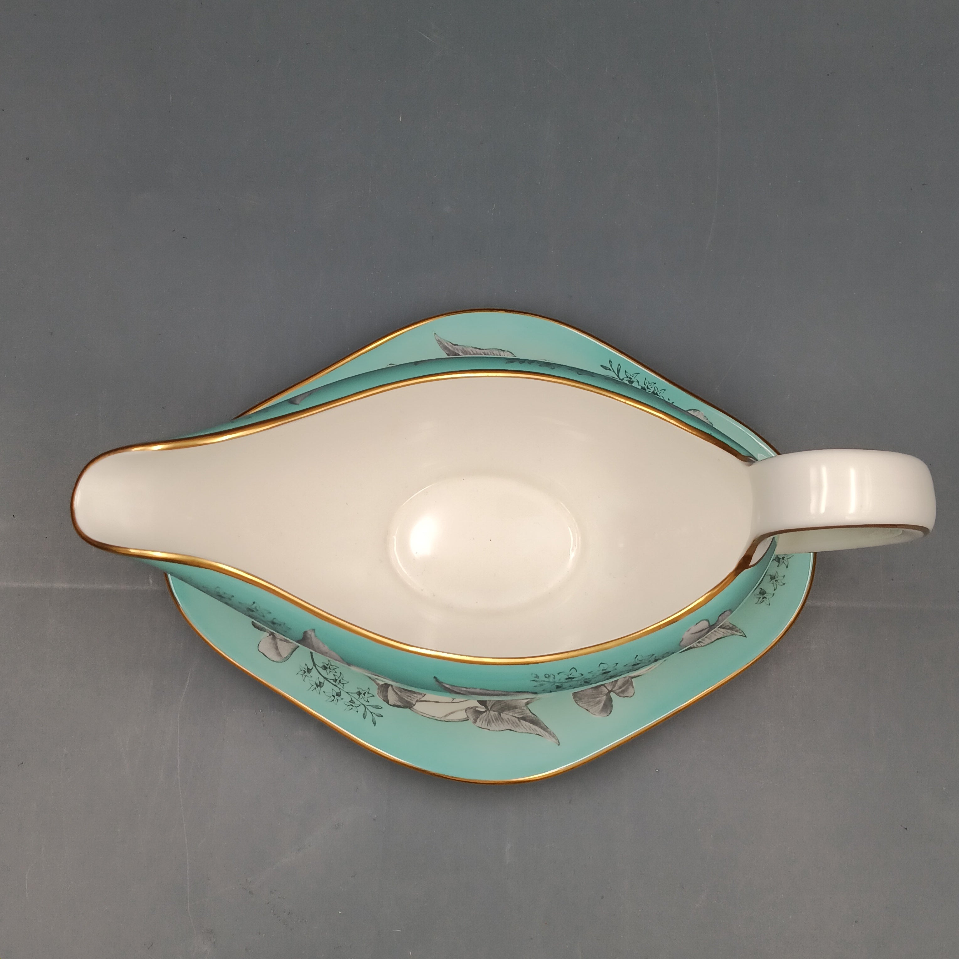 Wedgwood Buxton Gravy Boat with Attached Underplate – Vintage Elegance