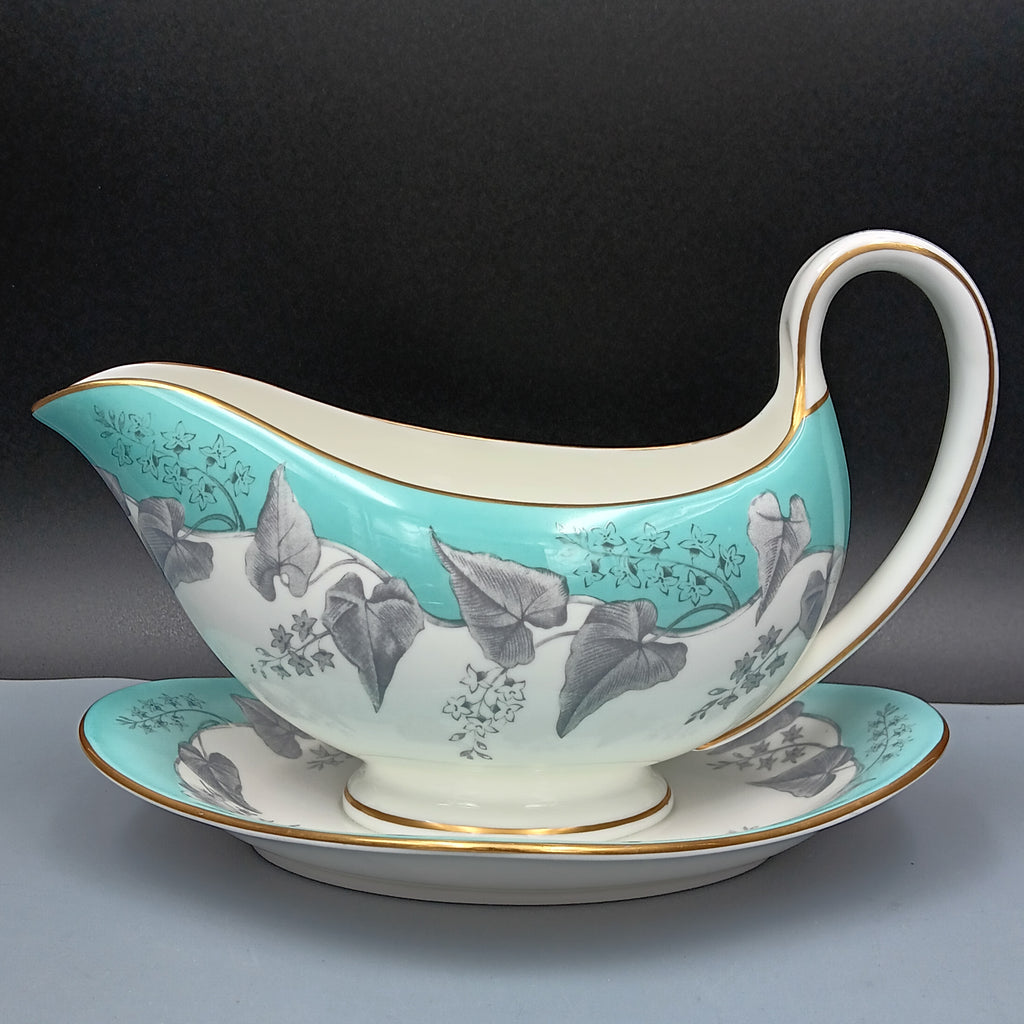 Wedgwood Buxton Gravy Boat with Attached Underplate – Vintage Elegance