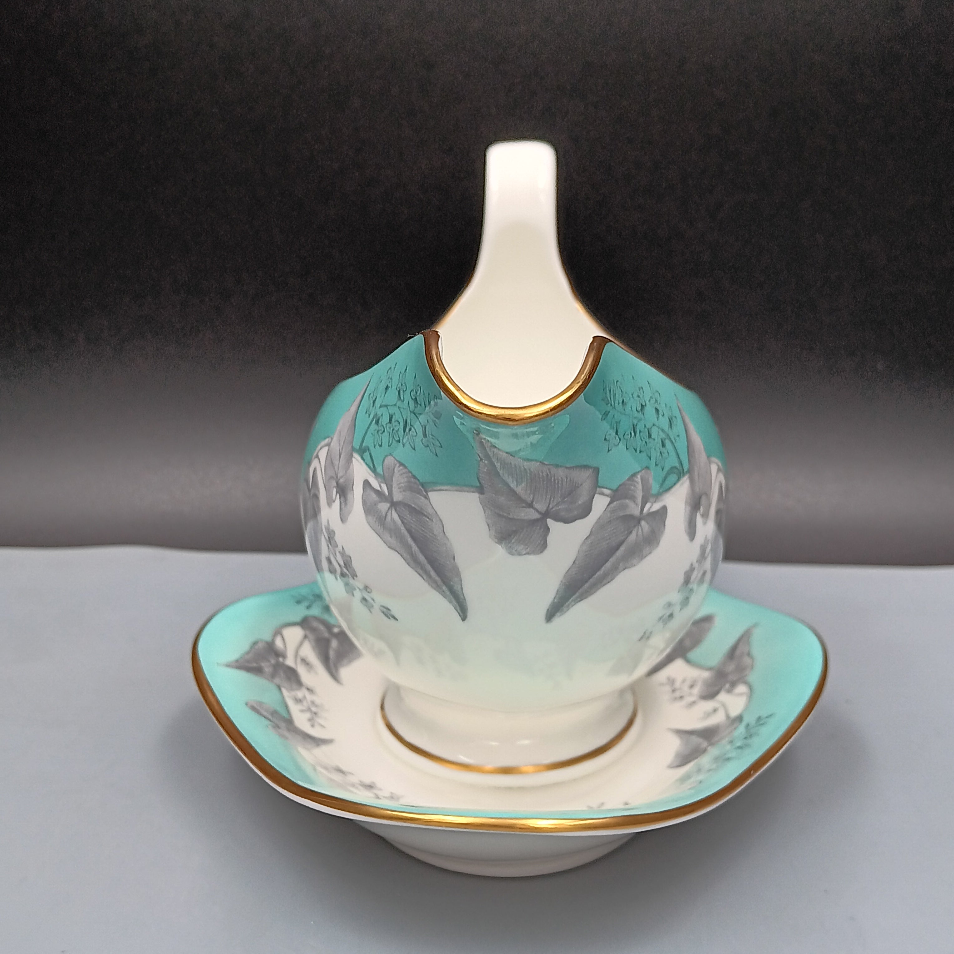 Wedgwood Buxton Gravy Boat with Attached Underplate – Vintage Elegance