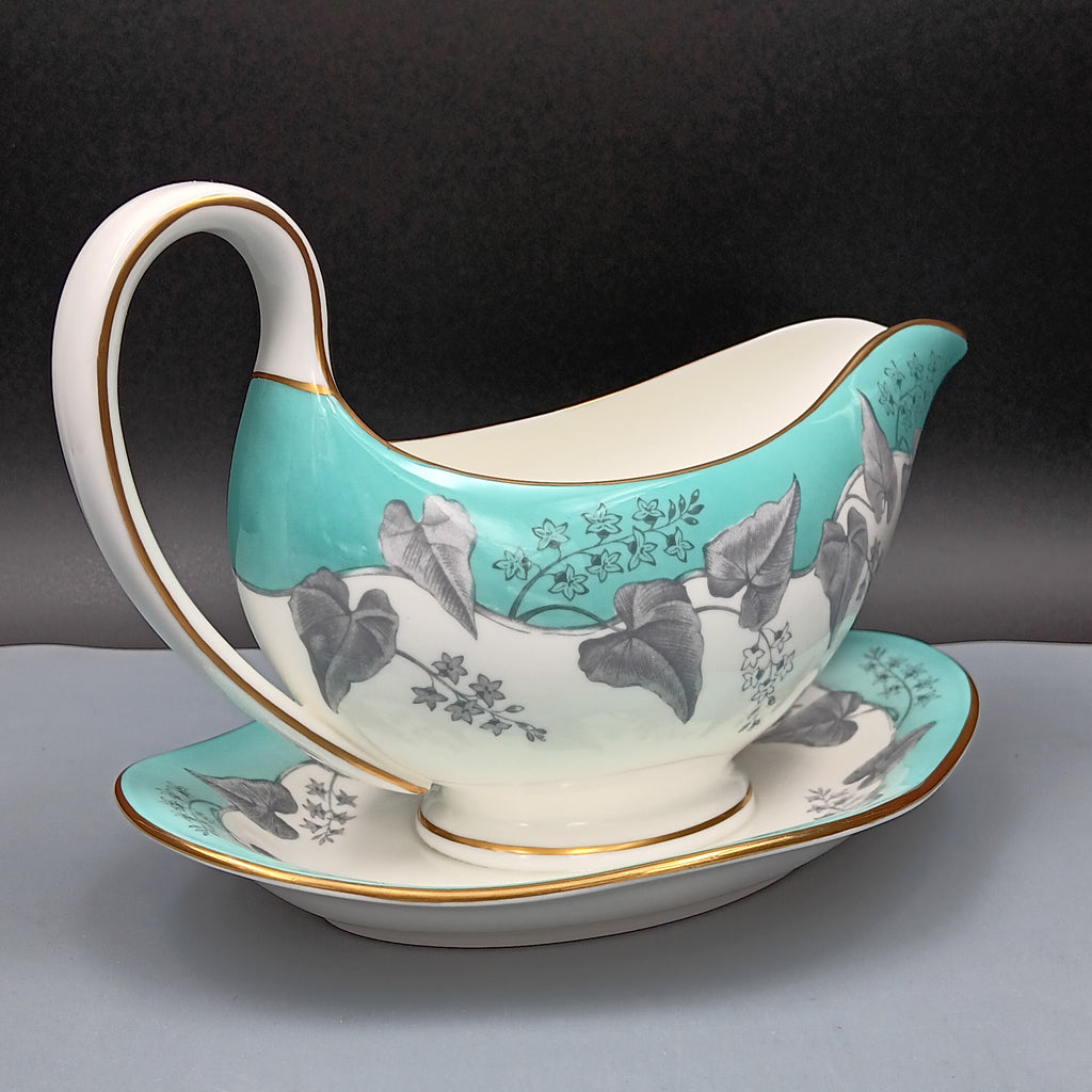 Wedgwood Buxton Gravy Boat with Attached Underplate – Vintage Elegance